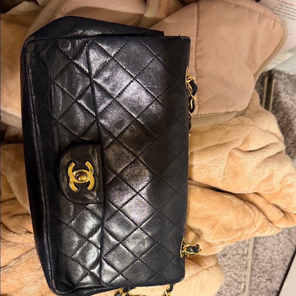 Chanel Black Quilted Shoulder / crossbody in use condition .. no tag or box